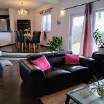 Apartment Viki - Seaview & Garden Terrace
